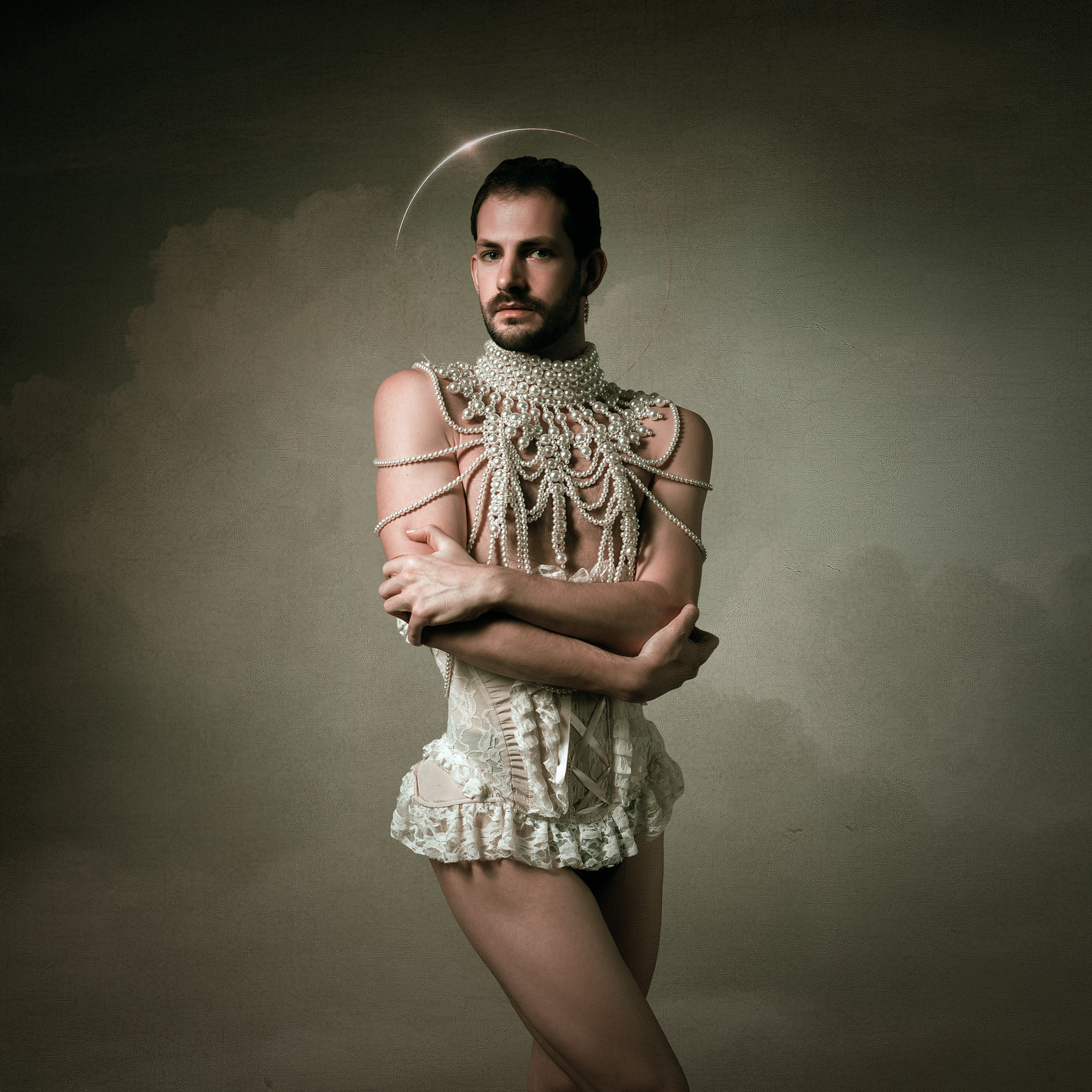 Ace Photography | Fine Art fotoshoot jonge man in korset en parels om zijn nek