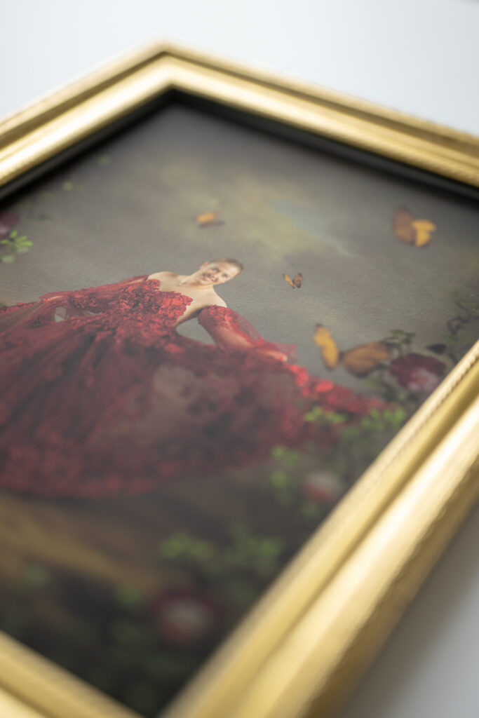 Ace Photography Zaltbommel fine art afdruk van een foto met vrouw in handgemaakte rode jurk in gouden lijst