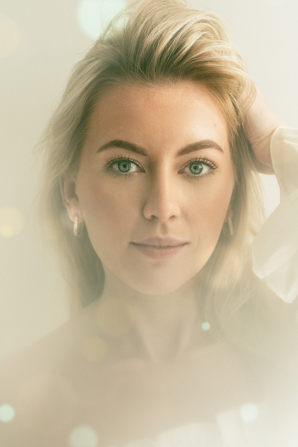 Ace Photography Zaltbommel dromerig daglicht portret van dame met blond haar en mooie groene ogen