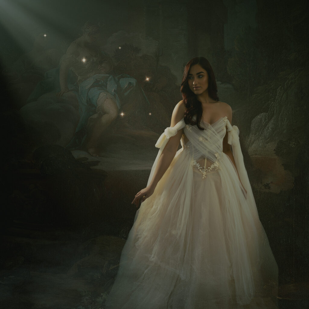 Ace Photography | Fine Art portret van dame in witte jurk en in donkere ruimte gevolgd door licht