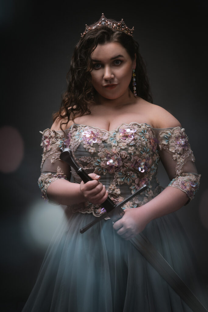 Ace Photography meesterwerk fine art fotoshoot close up van dame met zwaard en prachtige kroon