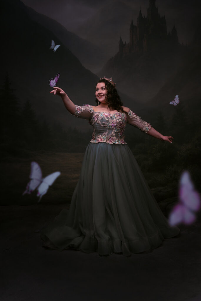 Ace Photography meesterwerk fine art fotoshoot van dame met prachtige kroon en een vlinder op haar vinger