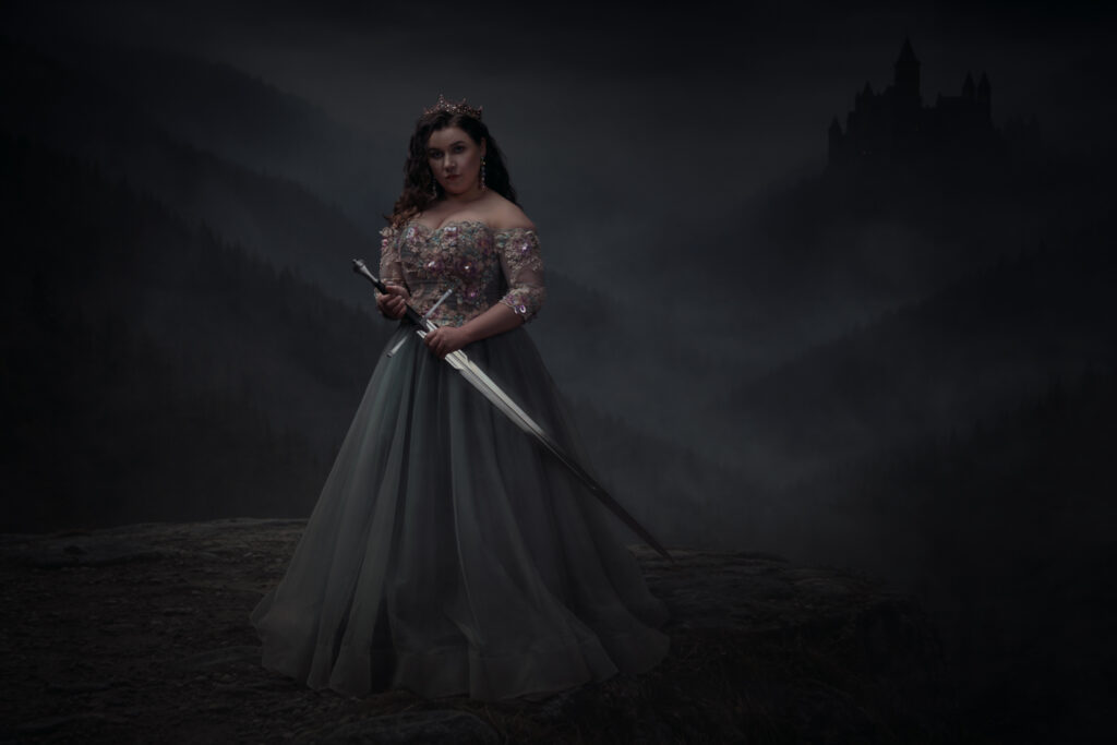 Ace photography fine art meesterwerk fotoshoot van dame in groene jurk op een klif van een berg met zwaard in de hand