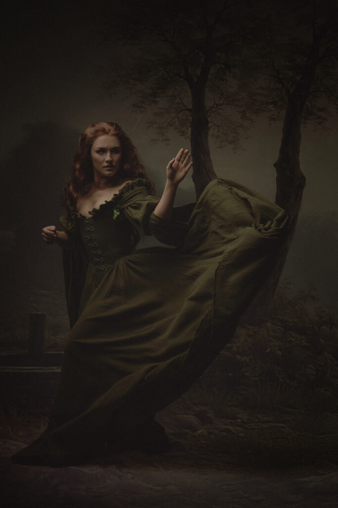 Theatraal fine art portret vrouw groene jurk in schilderachtige setting voorbereiding fine art fotoshoot tips - Meesterwerk Ace Photography Zaltbommel