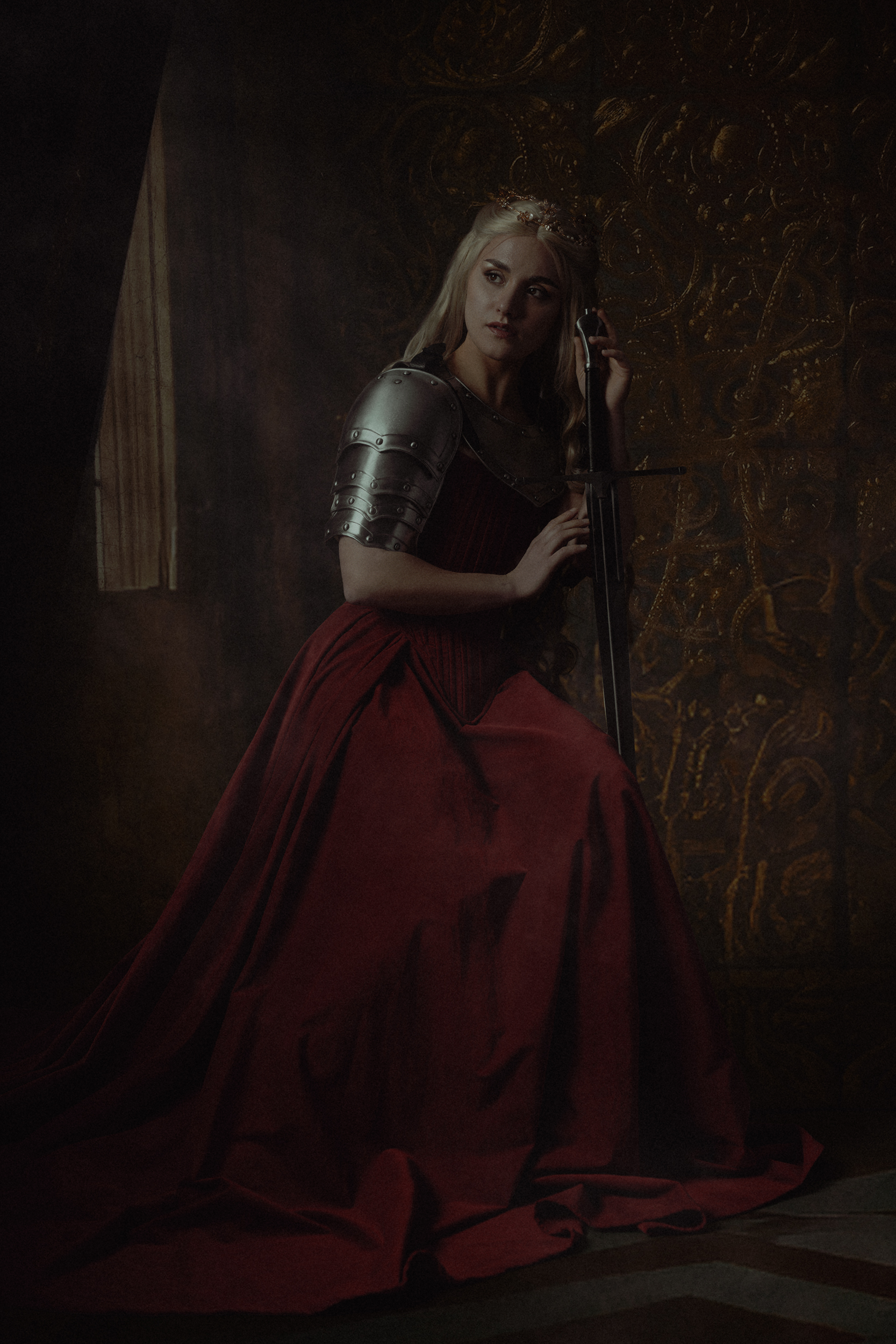 Theatraal fine art portret vrouw rode jurk met kroon bij raam in gouden kamer — Meesterwerk Ace Photography Zaltbommel