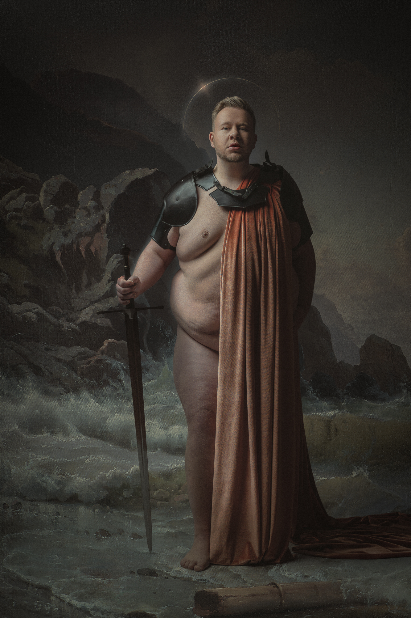 Fine art portretfoto van een man in de stijl van een klassiek Renaissance-schilderij, gekleed als een Romeinse krijger met harnas, rode mantel en zwaard, staand voor een dramatisch zeelandschap met rotsen en golven onder een donkere hemel met halo | Meesterwerk Ace Photography Zaltbommel