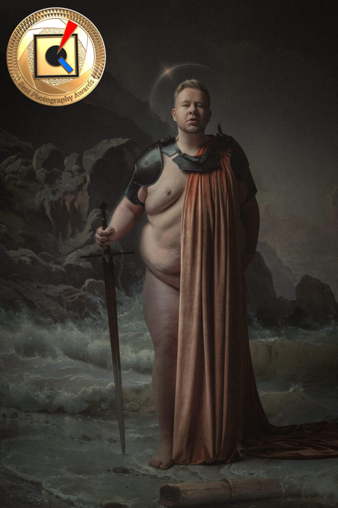 Fine art portretfoto van een man als klassieke krijger met harnas, zwaard en rode mantel, winnaar 1e prijs Fine Art categorie Best Photography Awards 2025-2026 — Ace Photography Zaltbommel